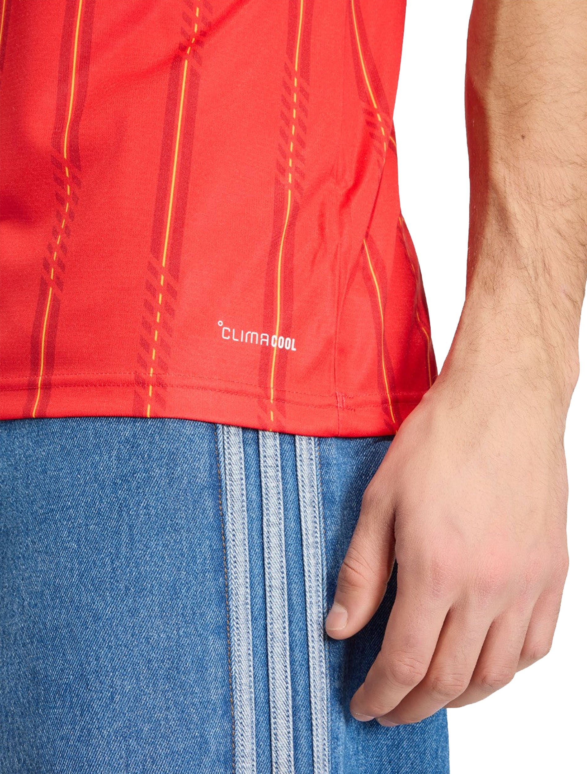 Shoulder stripe and trim detail on Adidas Spain 26 Home Jersey